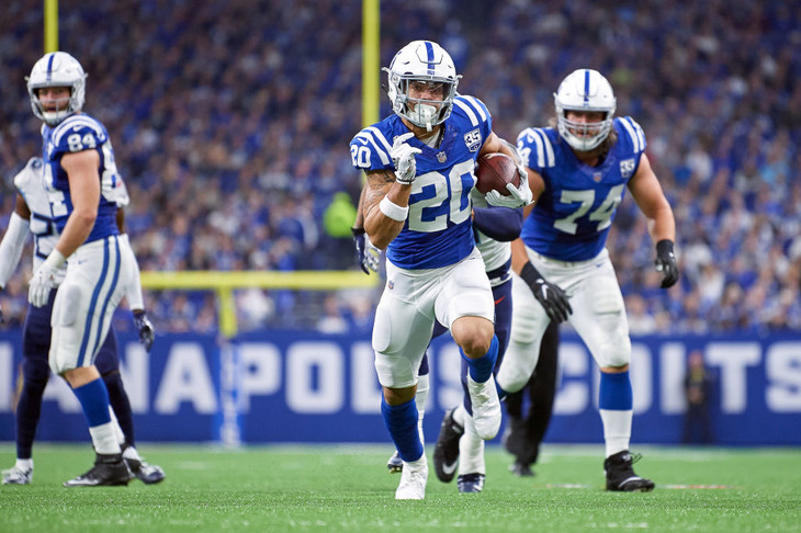 INDIANAPOLIS, IN - NOVEMBER 18: Indianapolis Colts running back Jordan Wilkins (20) runs with the football in game action  between the Indianapolis Colts and the Tennessee Titans on November 18, 2018 at Lucas Oil Stadium in Indianapolis, Indiana. (Photo by Robin Alam/Icon Sportswire via Getty Images)